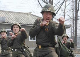 朝鲜备战的男女士兵苦练拳练枪法(1)